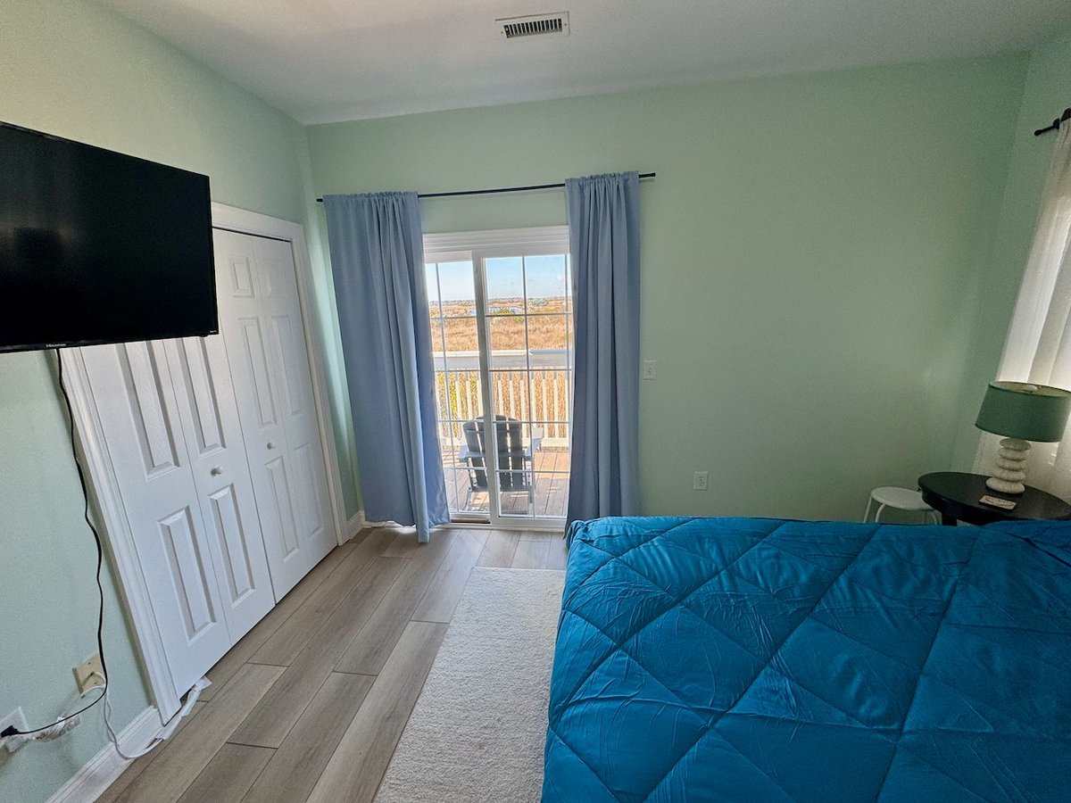 Bedroom 2 — queen